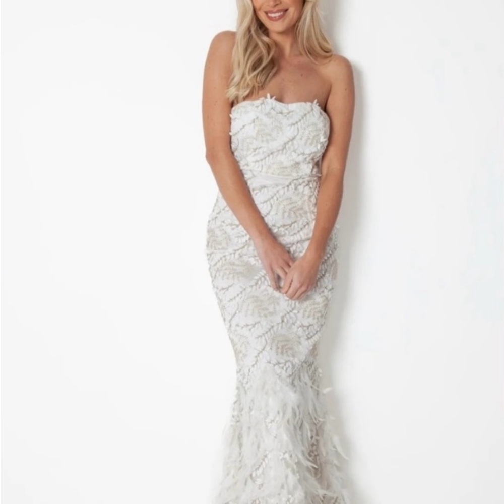 **NEVER WORN** Gorgeous & Fun White Strapless Dress